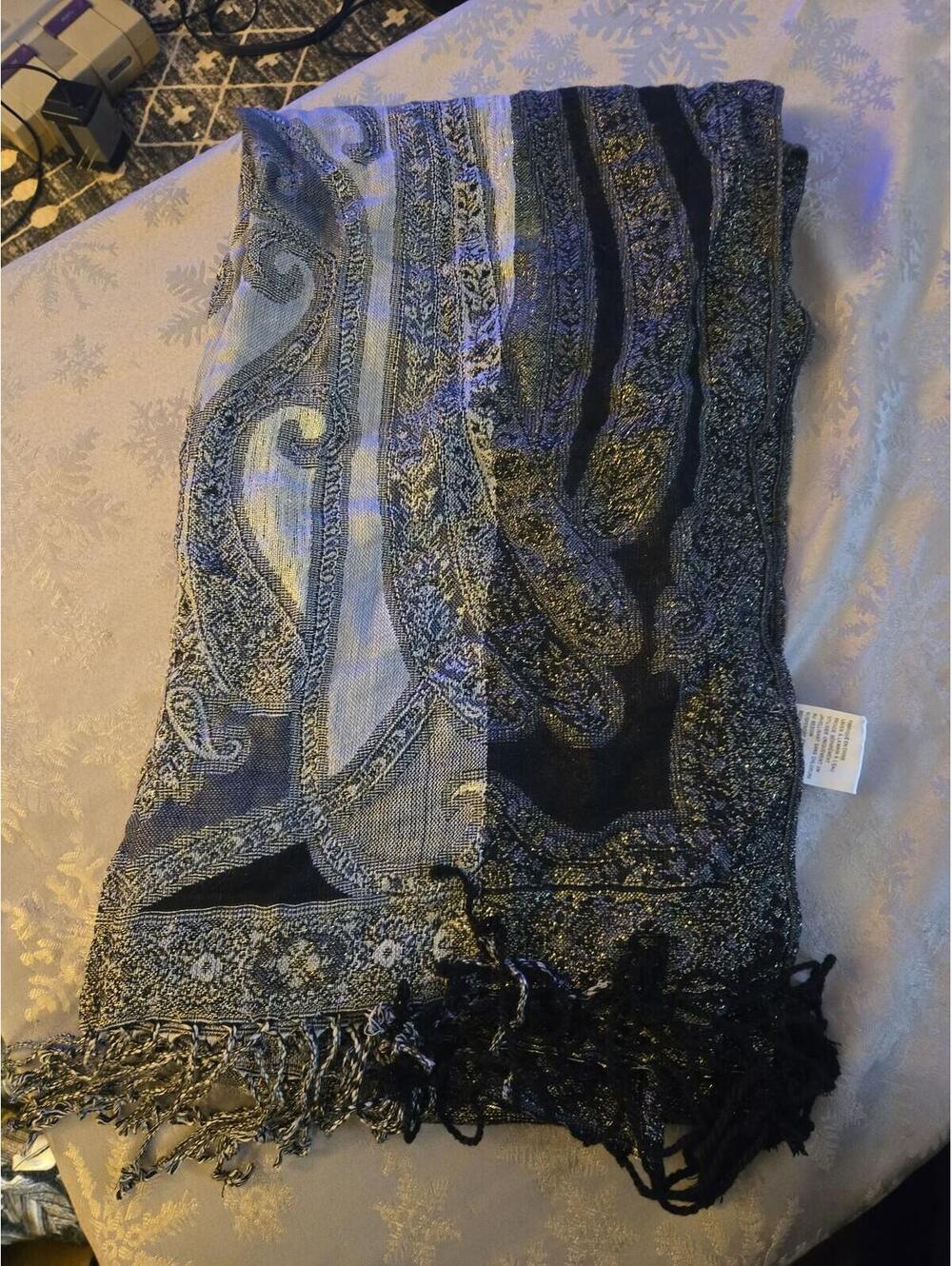 Elegant Metallic Paisley Pashmina Style Scarf with Fringed Hem - Picture 2 of 4